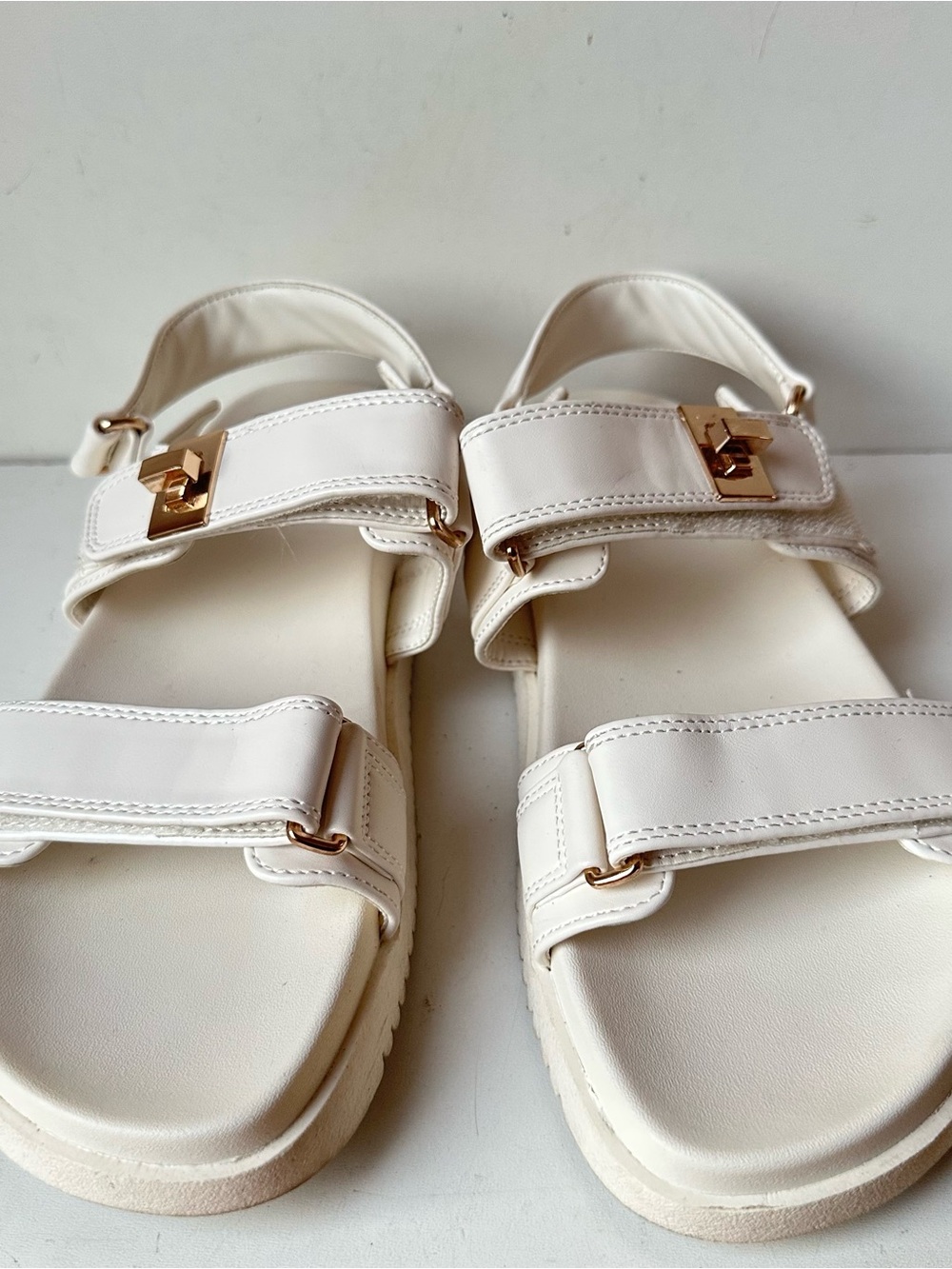 A New Day White Platform Sandals Women’s 9.5 Gold Buckle